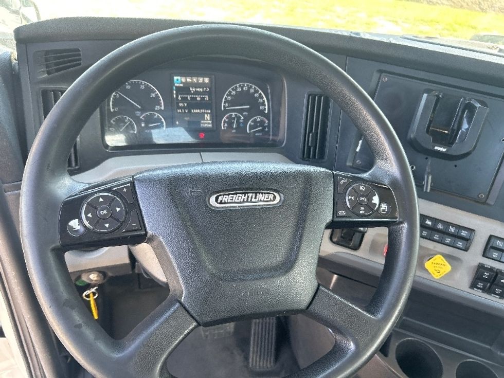 Day Cab Tractor-Heavy Duty Tractors-Freightliner-2021-T11642ST-Garden City-GA-1,000,289\n\t\tmiles-$ 27,750 - Image 11
