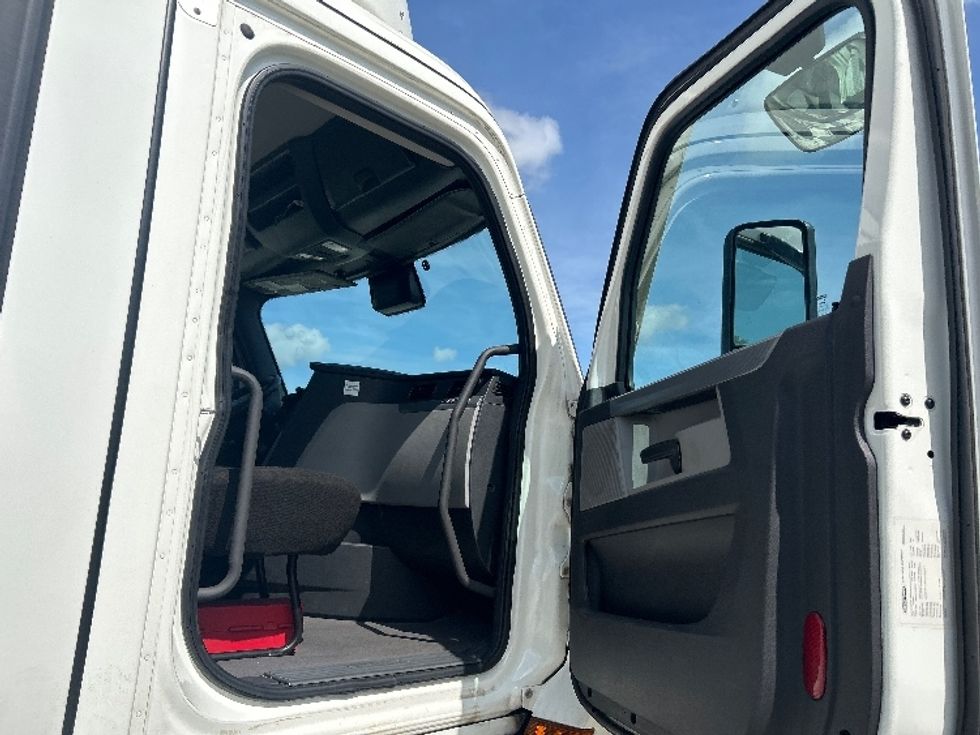 Day Cab Tractor-Heavy Duty Tractors-Freightliner-2021-T11642ST-Garden City-GA-1,000,289\n\t\tmiles-$ 27,750 - Image 12