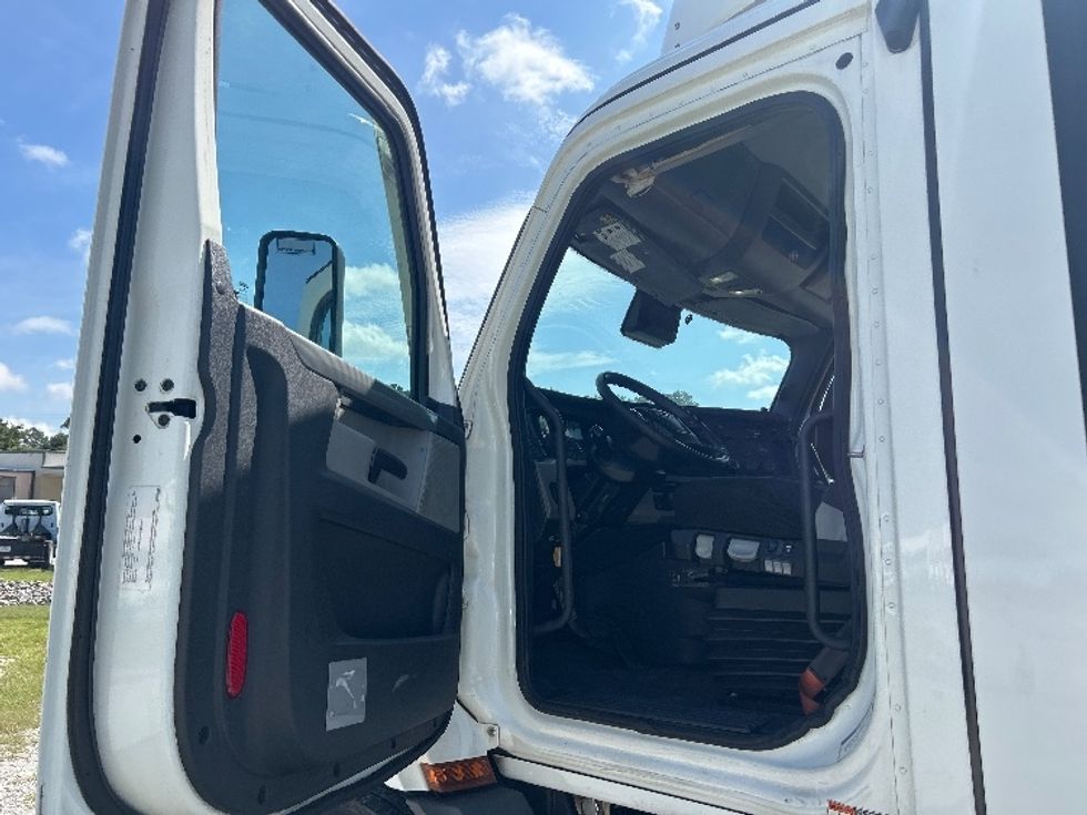 Day Cab Tractor-Heavy Duty Tractors-Freightliner-2021-T11642ST-Garden City-GA-1,000,289\n\t\tmiles-$ 27,750 - Image 9