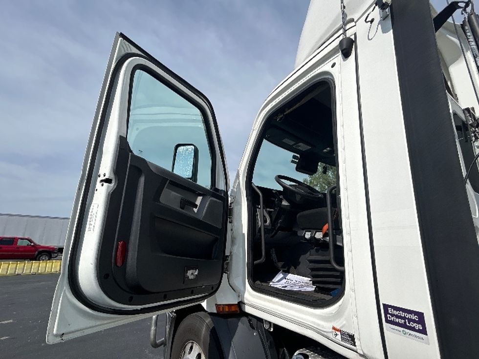 Day Cab Tractor-Heavy Duty Tractors-Freightliner-2021-T11642ST-Indianapolis-IN-440,472\n\t\tmiles-$ 45,000 - Image 9