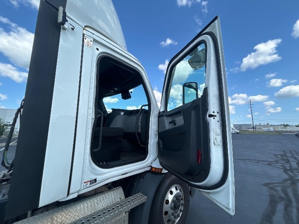 Day Cab Tractor-Heavy Duty Tractors-Freightliner-2021-T11642ST-Indianapolis-IN-551,034\n\t\tmiles-$ 34,000 - Image 12