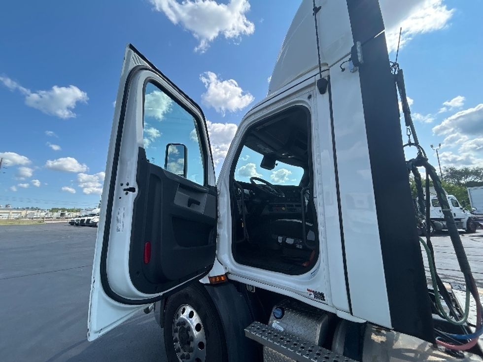 Day Cab Tractor-Heavy Duty Tractors-Freightliner-2021-T11642ST-Indianapolis-IN-551,034\n\t\tmiles-$ 34,000 - Image 9