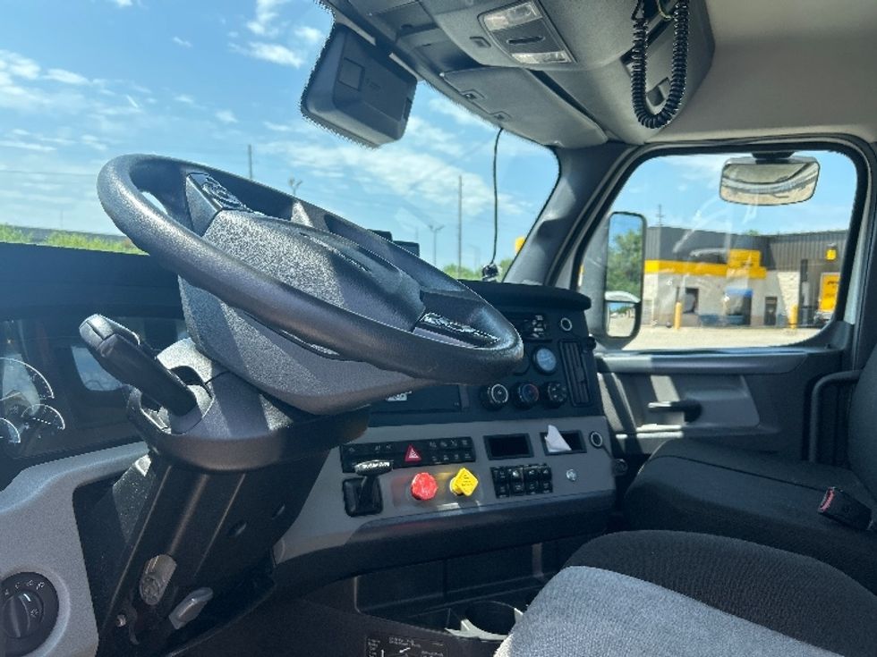 Day Cab Tractor-Heavy Duty Tractors-Freightliner-2021-T11642ST-Indianapolis-IN-633,302\n\t\tmiles-$ 27,750 - Image 10