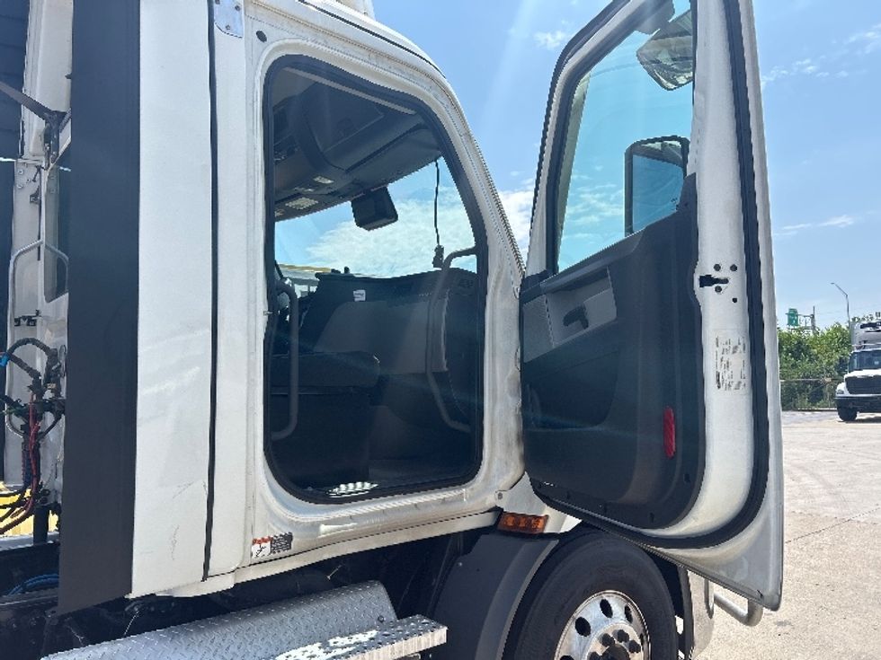 Day Cab Tractor-Heavy Duty Tractors-Freightliner-2021-T11642ST-Indianapolis-IN-633,302\n\t\tmiles-$ 27,750 - Image 12