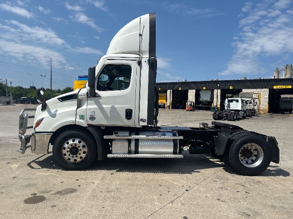 Day Cab Tractor-Heavy Duty Tractors-Freightliner-2021-T11642ST-Indianapolis-IN-633,302\n\t\tmiles-$ 27,750 - Image 4