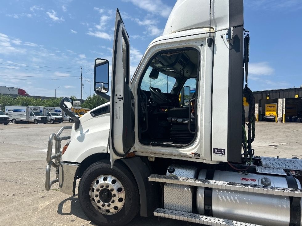 Day Cab Tractor-Heavy Duty Tractors-Freightliner-2021-T11642ST-Indianapolis-IN-633,302\n\t\tmiles-$ 27,750 - Image 9