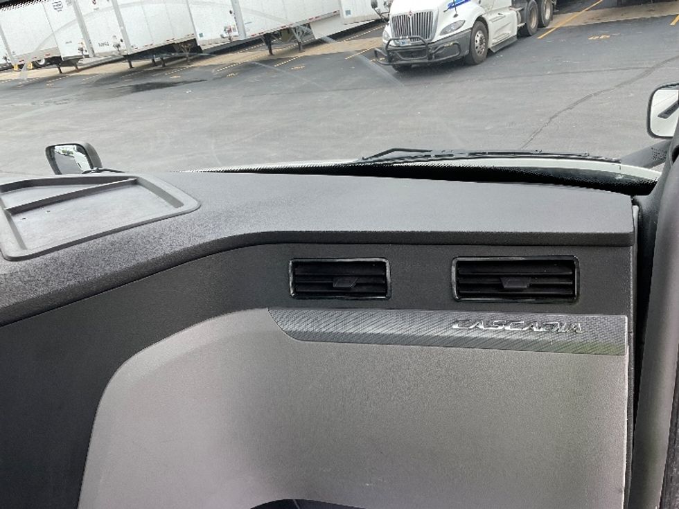 Day Cab Tractor-Heavy Duty Tractors-Freightliner-2021-T11642ST-Indianapolis-IN-665,916\n\t\tmiles-$ 27,750 - Image 13