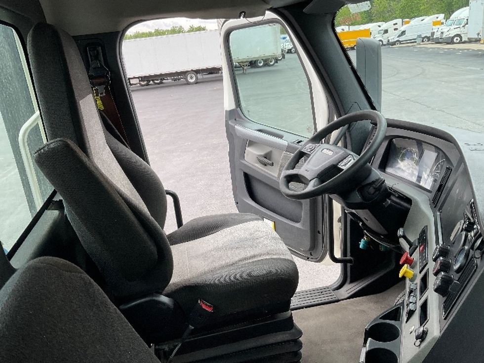 Day Cab Tractor-Heavy Duty Tractors-Freightliner-2021-T11642ST-Indianapolis-IN-665,916\n\t\tmiles-$ 27,750 - Image 14