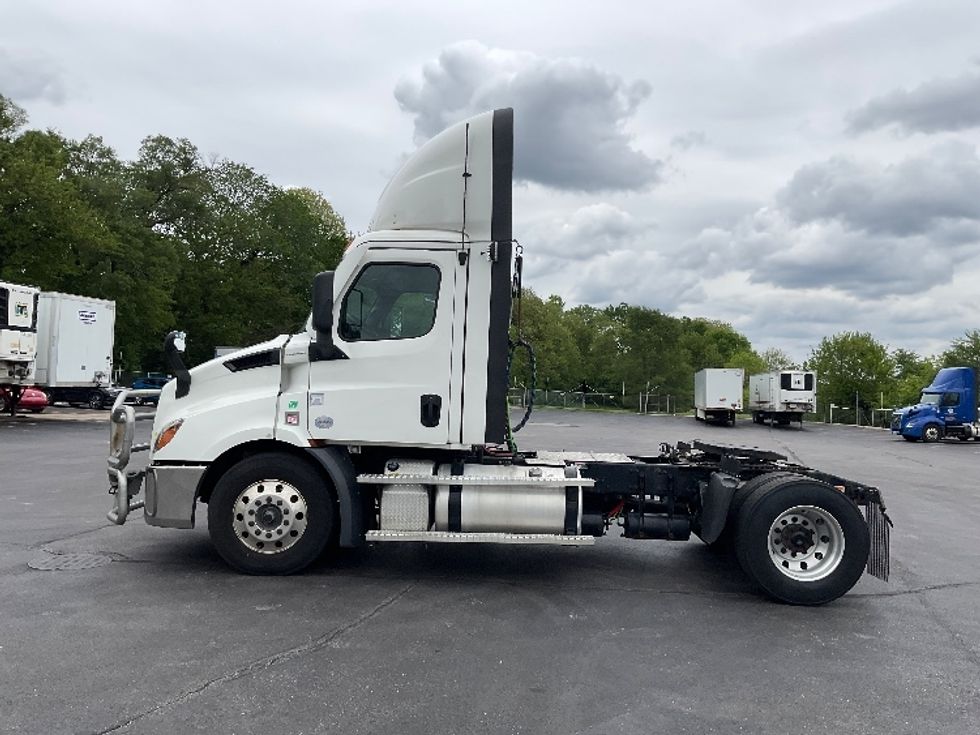Day Cab Tractor-Heavy Duty Tractors-Freightliner-2021-T11642ST-Indianapolis-IN-665,916\n\t\tmiles-$ 27,750 - Image 4