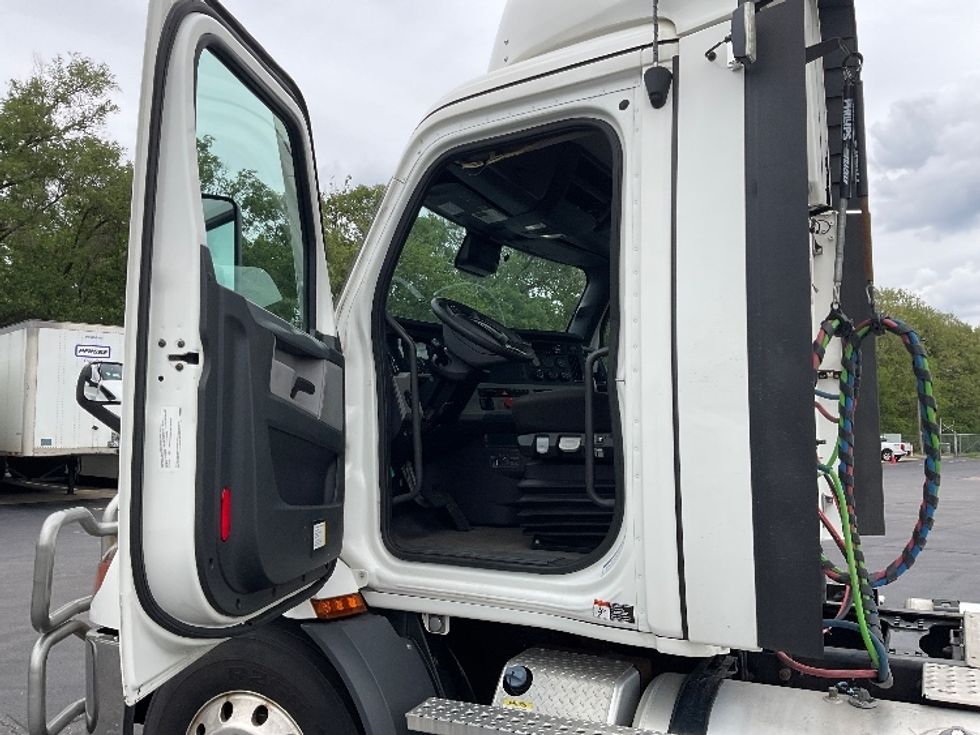 Day Cab Tractor-Heavy Duty Tractors-Freightliner-2021-T11642ST-Indianapolis-IN-665,916\n\t\tmiles-$ 27,750 - Image 9