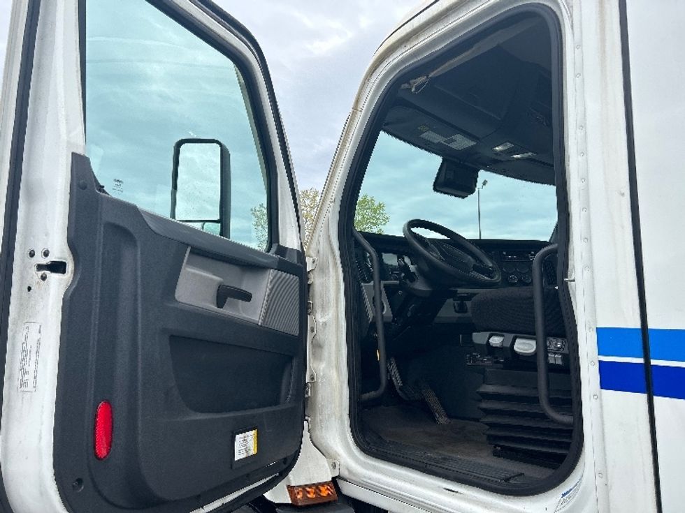 Day Cab Tractor-Heavy Duty Tractors-Freightliner-2021-T11642ST-La Porte-IN-319,085\n\t\tmiles-$ 51,250 - Image 9