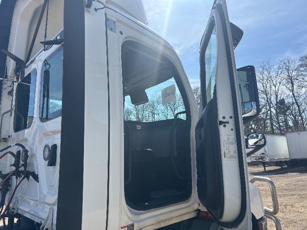 Day Cab Tractor-Heavy Duty Tractors-Freightliner-2021-T11642ST-La Porte-IN-342,109\n\t\tmiles-$ 47,250 - Image 12