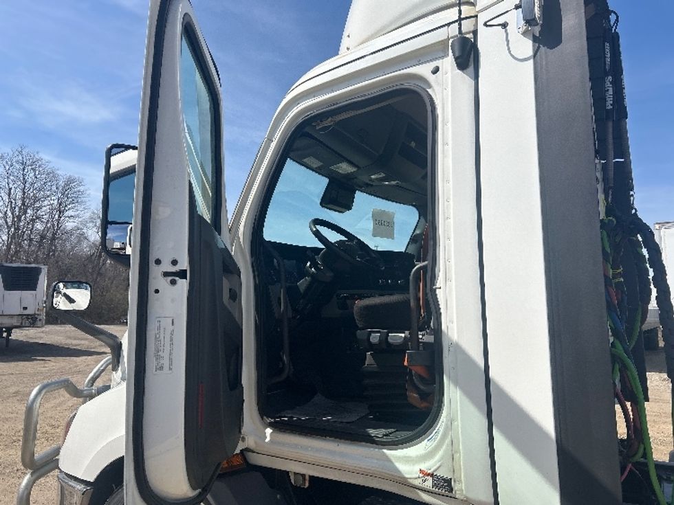 Day Cab Tractor-Heavy Duty Tractors-Freightliner-2021-T11642ST-La Porte-IN-342,109\n\t\tmiles-$ 47,250 - Image 9