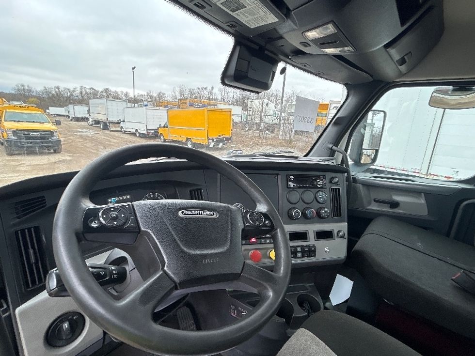 Day Cab Tractor-Heavy Duty Tractors-Freightliner-2021-T11642ST-La Porte-IN-734,667\n\t\tmiles-$ 28,750 - Image 10