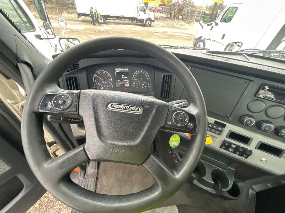 Day Cab Tractor-Heavy Duty Tractors-Freightliner-2021-T11642ST-La Porte-IN-734,667\n\t\tmiles-$ 28,750 - Image 11
