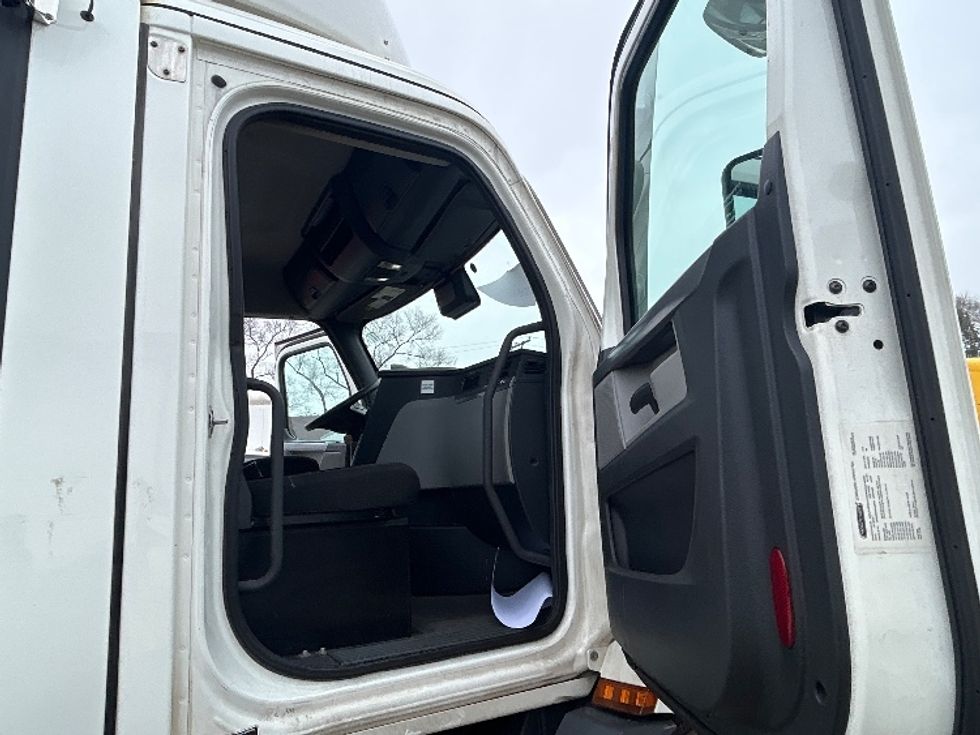 Day Cab Tractor-Heavy Duty Tractors-Freightliner-2021-T11642ST-La Porte-IN-734,667\n\t\tmiles-$ 28,750 - Image 12