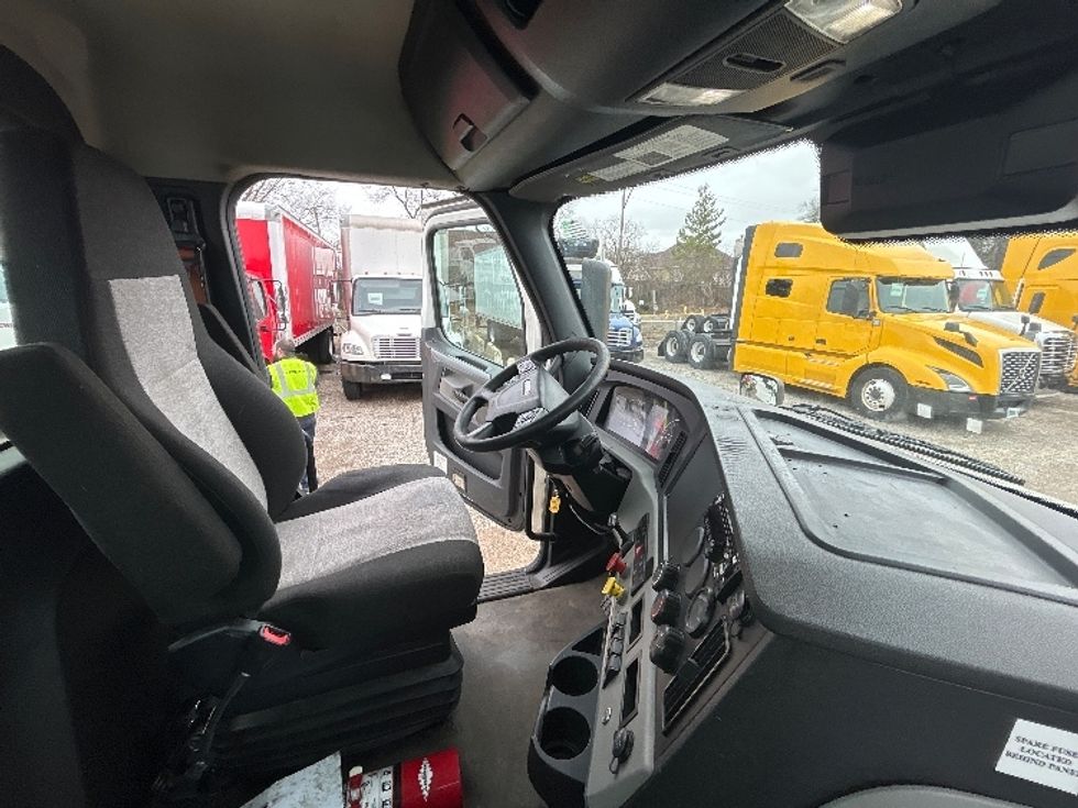 Day Cab Tractor-Heavy Duty Tractors-Freightliner-2021-T11642ST-La Porte-IN-734,667\n\t\tmiles-$ 28,750 - Image 14