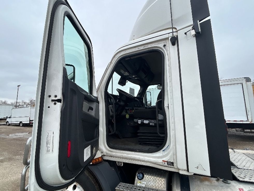 Day Cab Tractor-Heavy Duty Tractors-Freightliner-2021-T11642ST-La Porte-IN-734,667\n\t\tmiles-$ 28,750 - Image 9