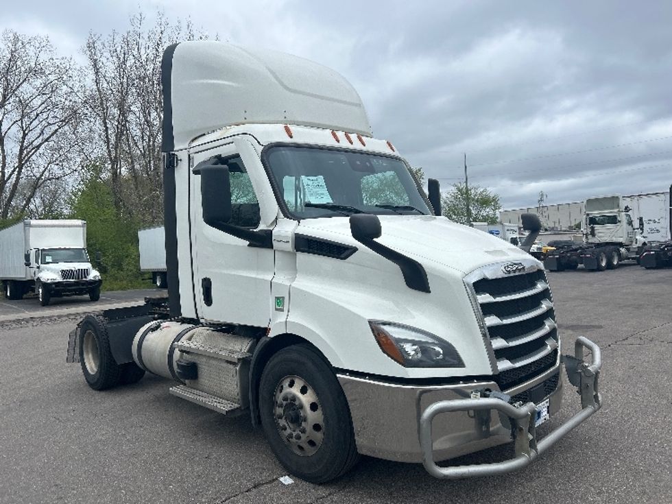 Day Cab Tractor-Heavy Duty Tractors-Freightliner-2021-T11642ST-Lansing-MI-671,846\n\t\tmiles-$ 29,250 - Image 1