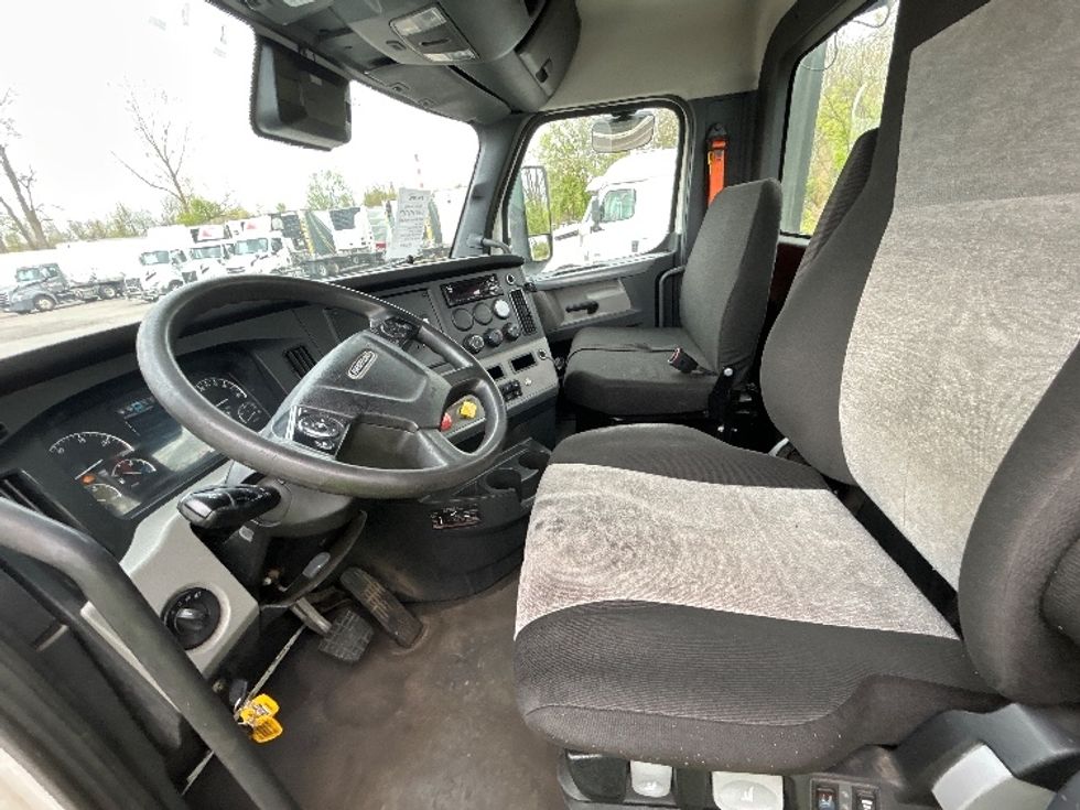 Day Cab Tractor-Heavy Duty Tractors-Freightliner-2021-T11642ST-Lansing-MI-671,846\n\t\tmiles-$ 29,250 - Image 10