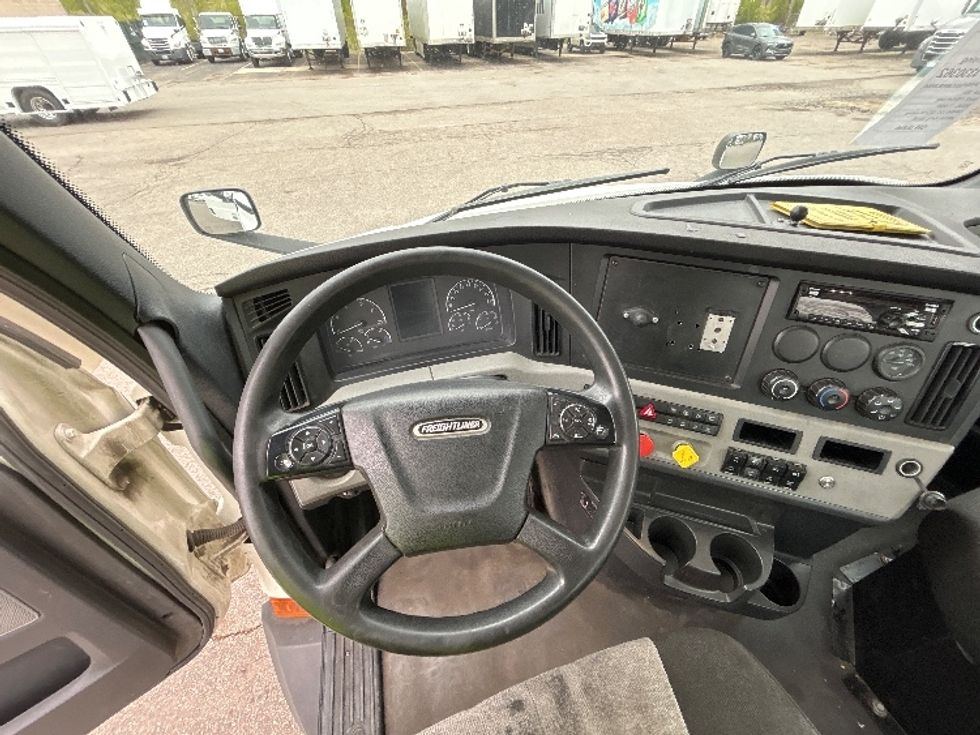 Day Cab Tractor-Heavy Duty Tractors-Freightliner-2021-T11642ST-Lansing-MI-671,846\n\t\tmiles-$ 29,250 - Image 11