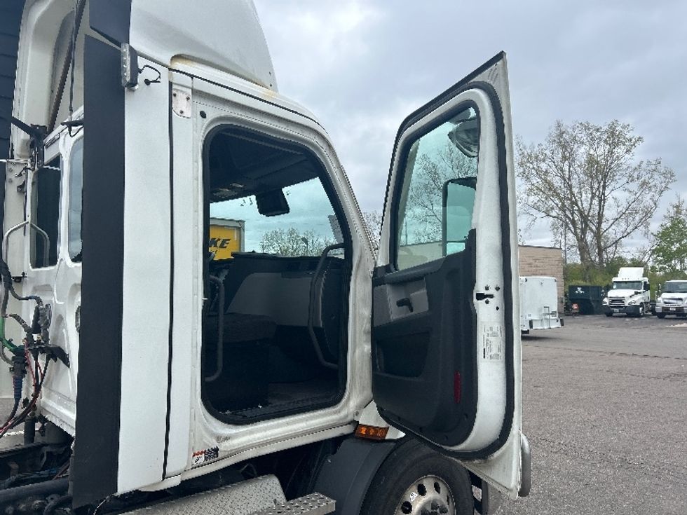 Day Cab Tractor-Heavy Duty Tractors-Freightliner-2021-T11642ST-Lansing-MI-671,846\n\t\tmiles-$ 29,250 - Image 12