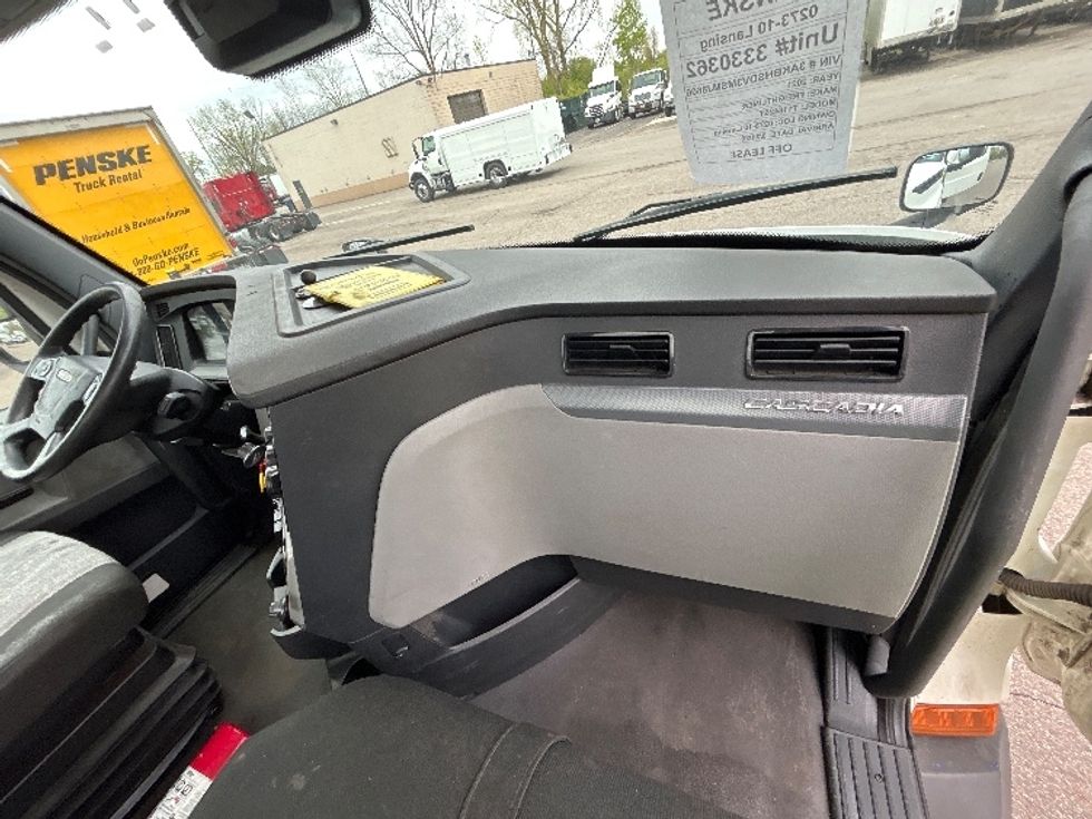 Day Cab Tractor-Heavy Duty Tractors-Freightliner-2021-T11642ST-Lansing-MI-671,846\n\t\tmiles-$ 29,250 - Image 13