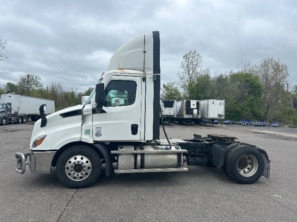 Day Cab Tractor-Heavy Duty Tractors-Freightliner-2021-T11642ST-Lansing-MI-671,846\n\t\tmiles-$ 29,250 - Image 4