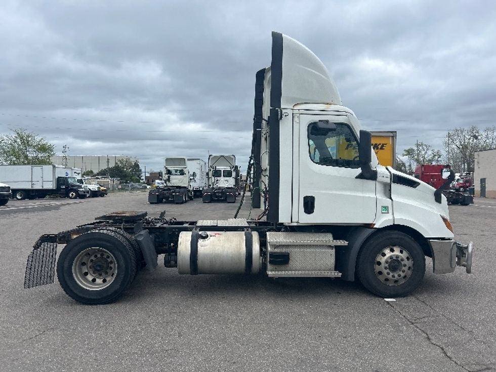 Day Cab Tractor-Heavy Duty Tractors-Freightliner-2021-T11642ST-Lansing-MI-671,846\n\t\tmiles-$ 29,250 - Image 8