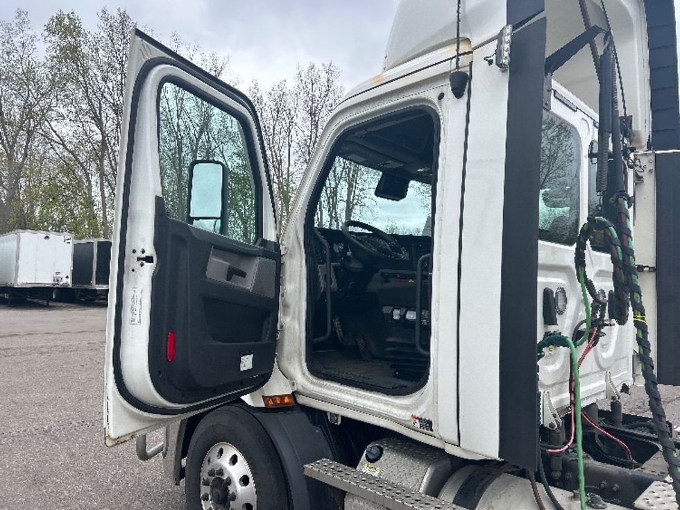 Day Cab Tractor-Heavy Duty Tractors-Freightliner-2021-T11642ST-Lansing-MI-671,846\n\t\tmiles-$ 29,250 - Image 9