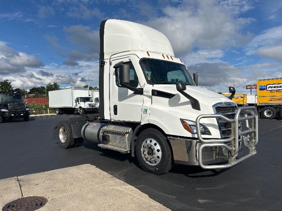 Day Cab Tractor-Heavy Duty Tractors-Freightliner-2021-T11642ST-Milwaukee-WI-124,340\n\t\tmiles-$ 61,000 - Image 1