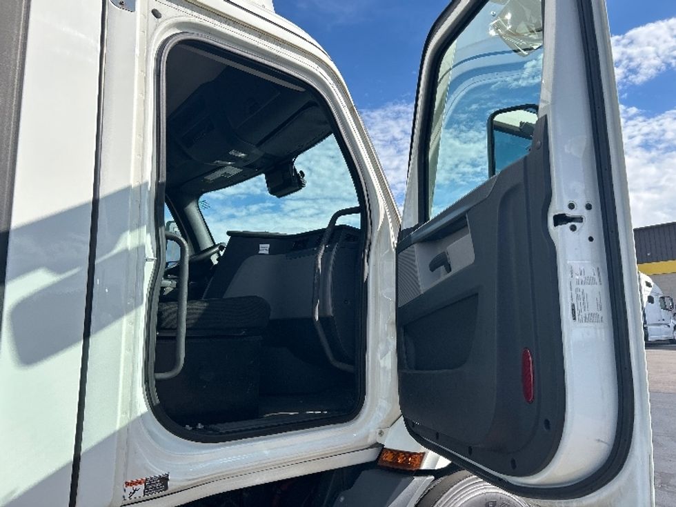 Day Cab Tractor-Heavy Duty Tractors-Freightliner-2021-T11642ST-Milwaukee-WI-124,340\n\t\tmiles-$ 61,000 - Image 12