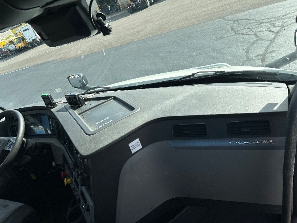 Day Cab Tractor-Heavy Duty Tractors-Freightliner-2021-T11642ST-Milwaukee-WI-124,340\n\t\tmiles-$ 61,000 - Image 13