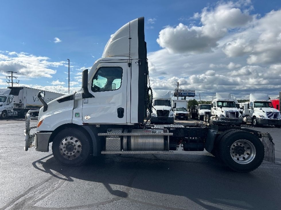 Day Cab Tractor-Heavy Duty Tractors-Freightliner-2021-T11642ST-Milwaukee-WI-124,340\n\t\tmiles-$ 61,000 - Image 4