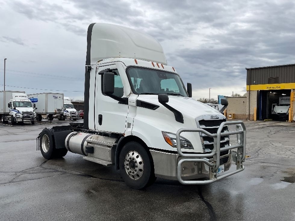 Day Cab Tractor-Heavy Duty Tractors-Freightliner-2021-T11642ST-Milwaukee-WI-367,891\n\t\tmiles-$ 46,250 - Image 1