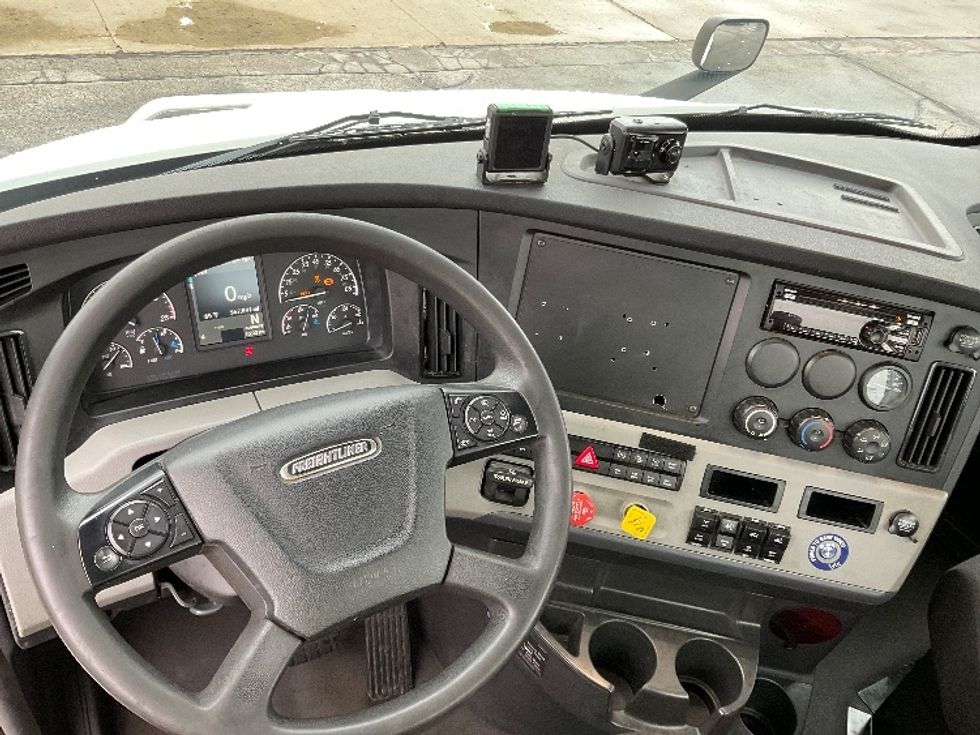 Day Cab Tractor-Heavy Duty Tractors-Freightliner-2021-T11642ST-Milwaukee-WI-367,891\n\t\tmiles-$ 46,250 - Image 11