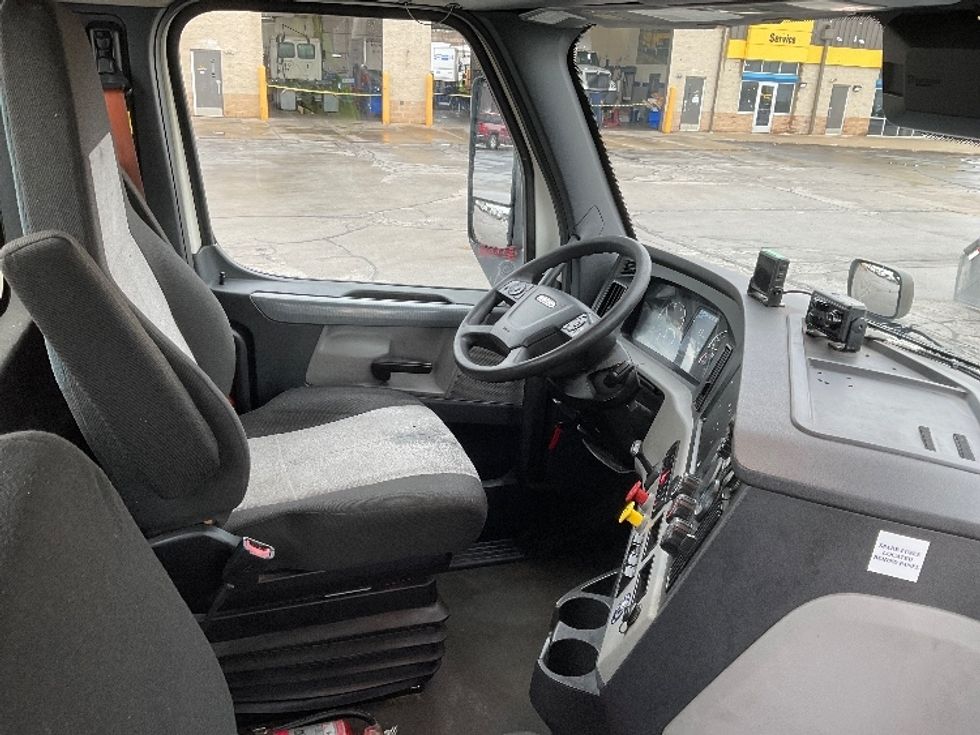 Day Cab Tractor-Heavy Duty Tractors-Freightliner-2021-T11642ST-Milwaukee-WI-367,891\n\t\tmiles-$ 46,250 - Image 14