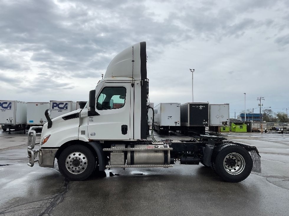 Day Cab Tractor-Heavy Duty Tractors-Freightliner-2021-T11642ST-Milwaukee-WI-367,891\n\t\tmiles-$ 46,250 - Image 4