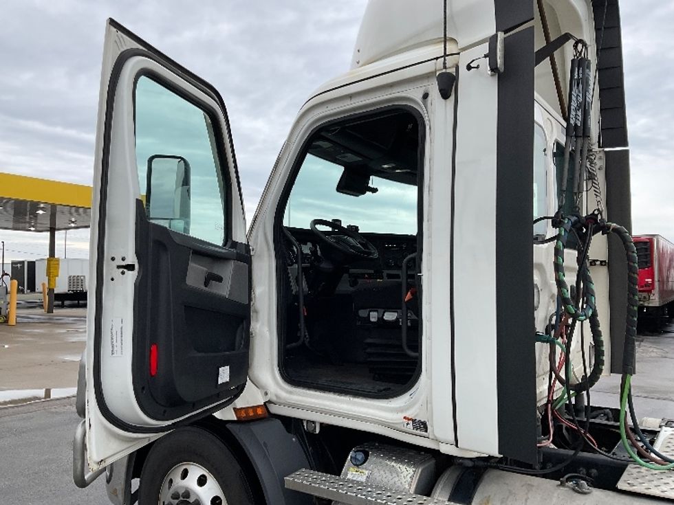Day Cab Tractor-Heavy Duty Tractors-Freightliner-2021-T11642ST-Milwaukee-WI-367,891\n\t\tmiles-$ 46,250 - Image 9