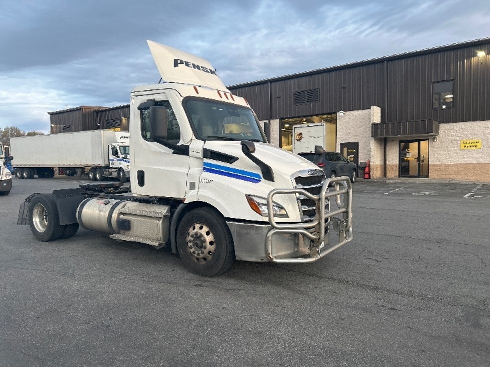 Day Cab Tractor-Heavy Duty Tractors-Freightliner-2021-T11642ST-Montgomery-NY-335,658\n\t\tmiles-$ 47,750 - Image 1