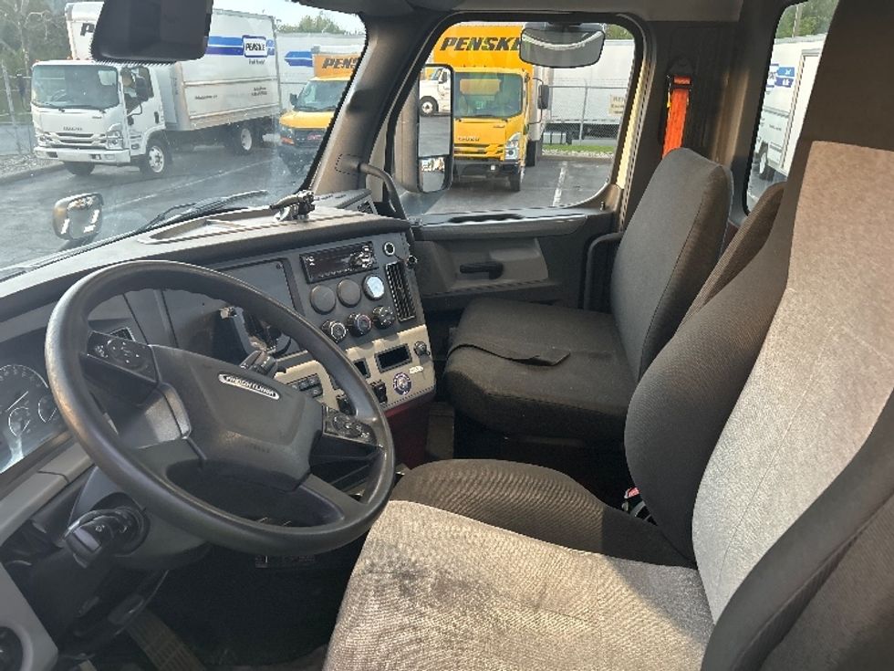 Day Cab Tractor-Heavy Duty Tractors-Freightliner-2021-T11642ST-Montgomery-NY-335,658\n\t\tmiles-$ 47,750 - Image 10