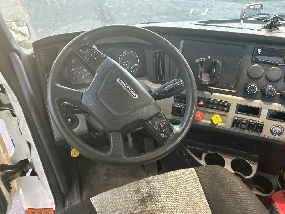 Day Cab Tractor-Heavy Duty Tractors-Freightliner-2021-T11642ST-Montgomery-NY-335,658\n\t\tmiles-$ 47,750 - Image 11