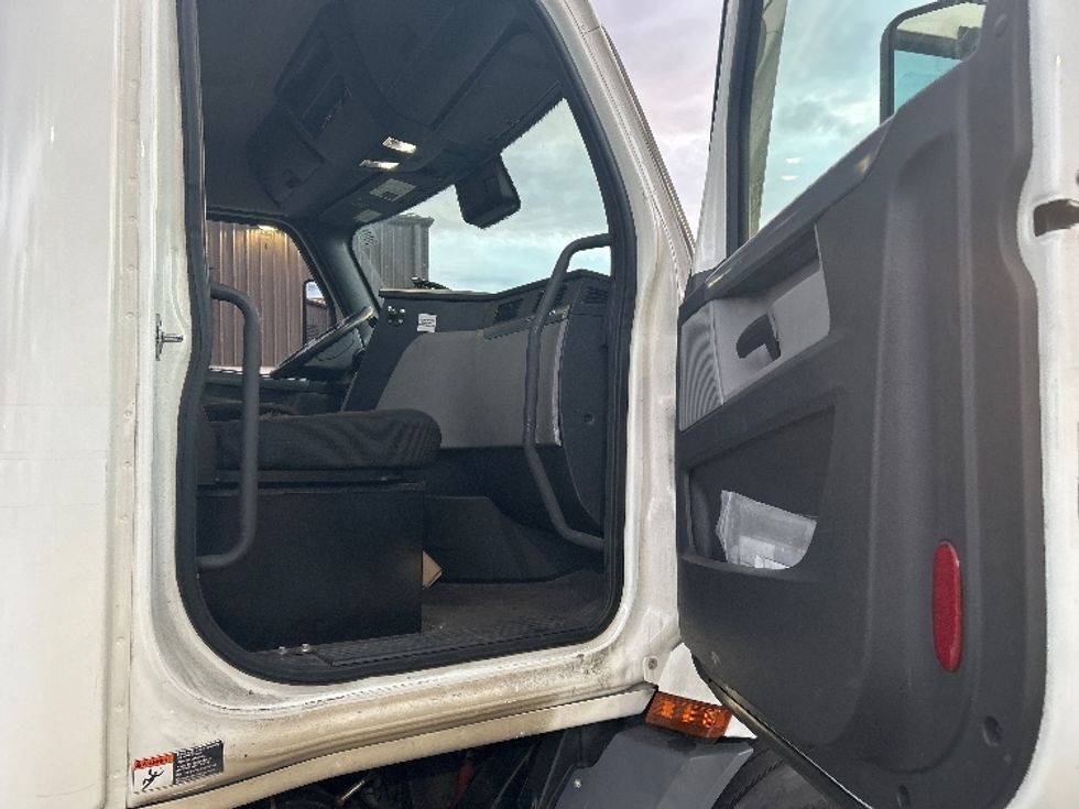 Day Cab Tractor-Heavy Duty Tractors-Freightliner-2021-T11642ST-Montgomery-NY-335,658\n\t\tmiles-$ 47,750 - Image 12