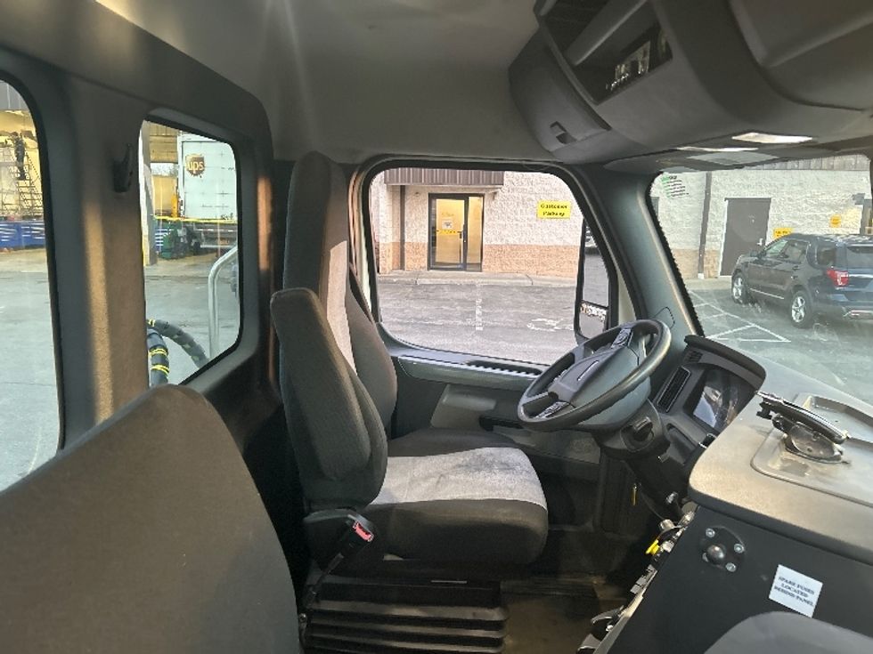 Day Cab Tractor-Heavy Duty Tractors-Freightliner-2021-T11642ST-Montgomery-NY-335,658\n\t\tmiles-$ 47,750 - Image 14