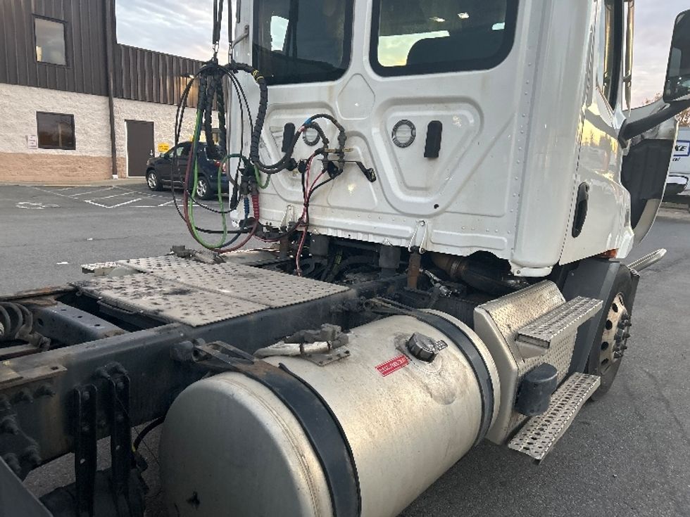 Day Cab Tractor-Heavy Duty Tractors-Freightliner-2021-T11642ST-Montgomery-NY-335,658\n\t\tmiles-$ 47,750 - Image 18