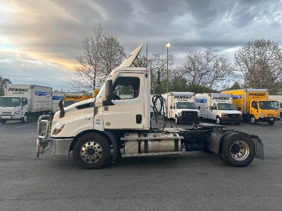 Day Cab Tractor-Heavy Duty Tractors-Freightliner-2021-T11642ST-Montgomery-NY-335,658\n\t\tmiles-$ 47,750 - Image 4