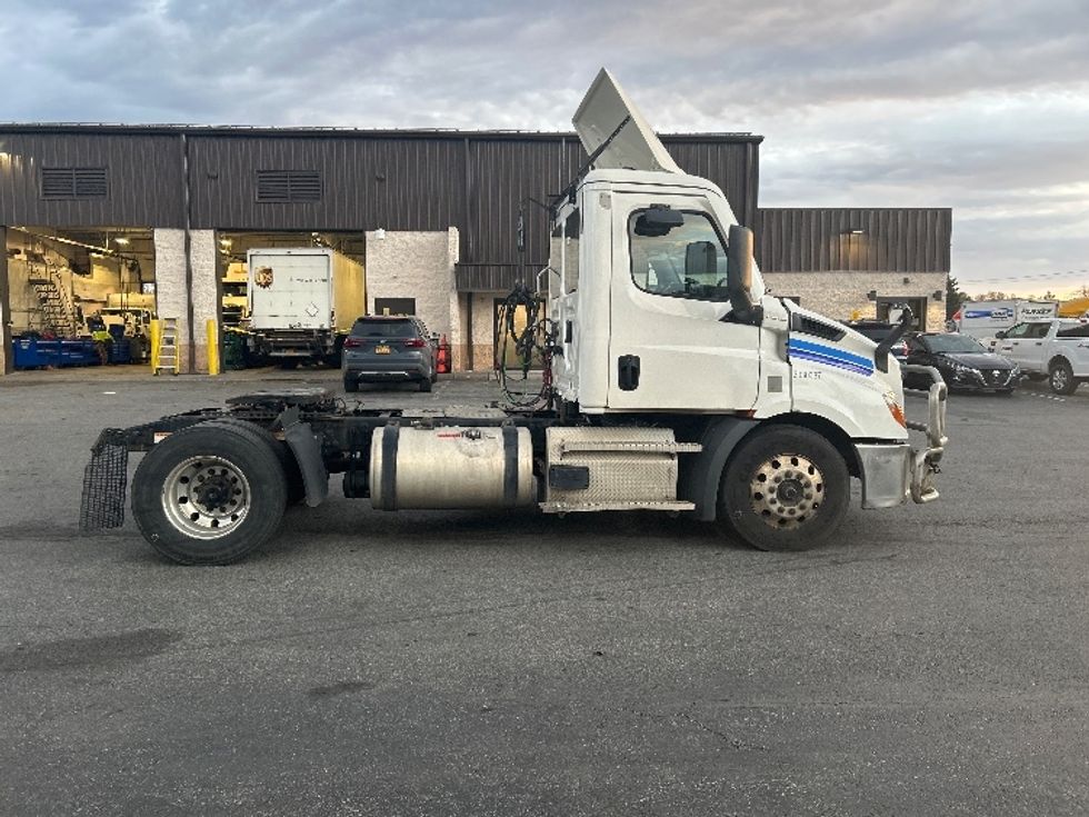 Day Cab Tractor-Heavy Duty Tractors-Freightliner-2021-T11642ST-Montgomery-NY-335,658\n\t\tmiles-$ 47,750 - Image 8