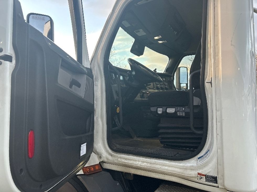 Day Cab Tractor-Heavy Duty Tractors-Freightliner-2021-T11642ST-Montgomery-NY-335,658\n\t\tmiles-$ 47,750 - Image 9