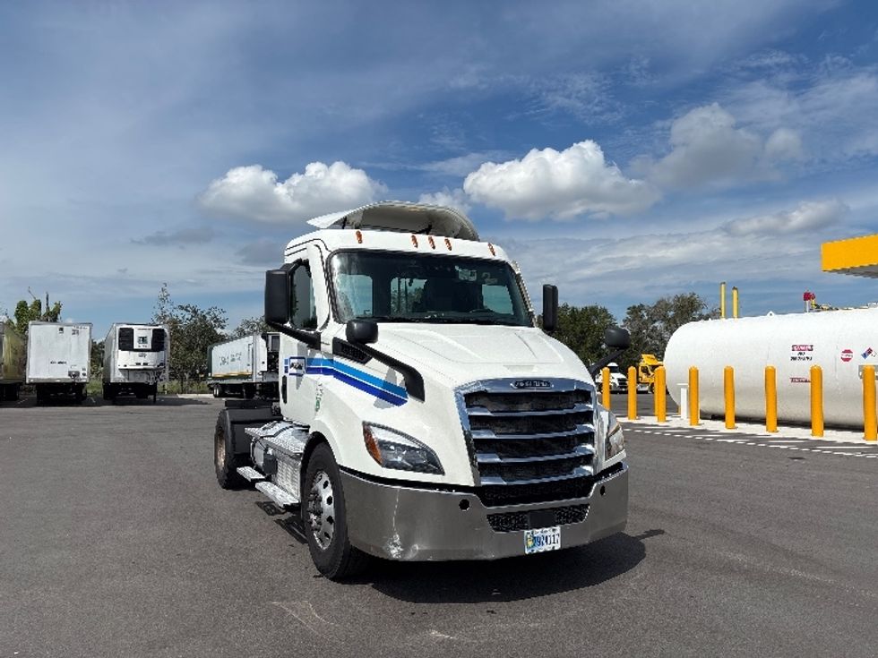 Day Cab Tractor-Heavy Duty Tractors-Freightliner-2021-T11642ST-Ocala-FL-492,410\n\t\tmiles-$ 42,250 - Image 1