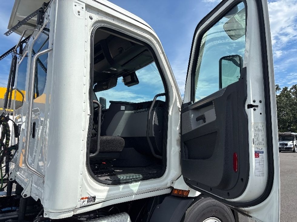 Day Cab Tractor-Heavy Duty Tractors-Freightliner-2021-T11642ST-Ocala-FL-492,410\n\t\tmiles-$ 42,250 - Image 12